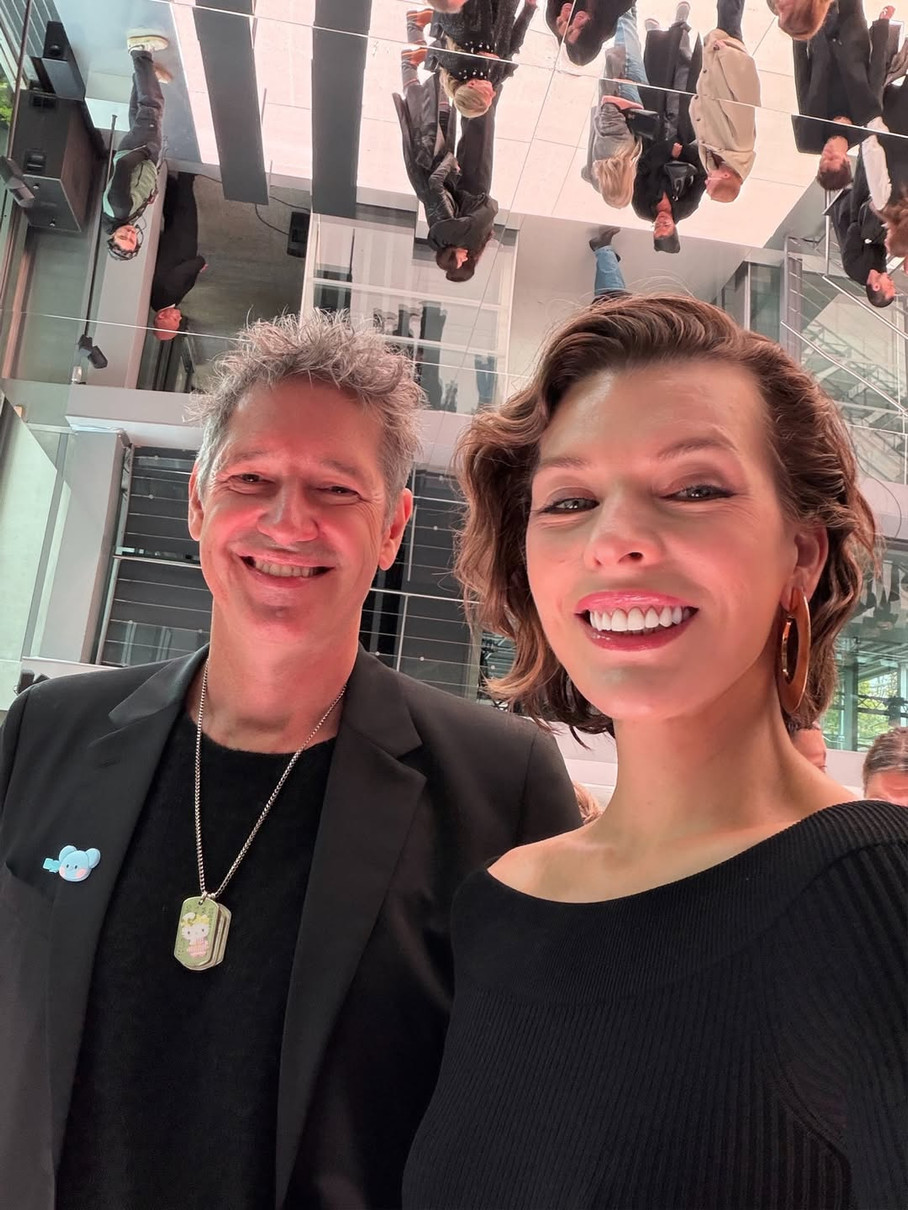 Міла Йовович показала фото з чоловіком