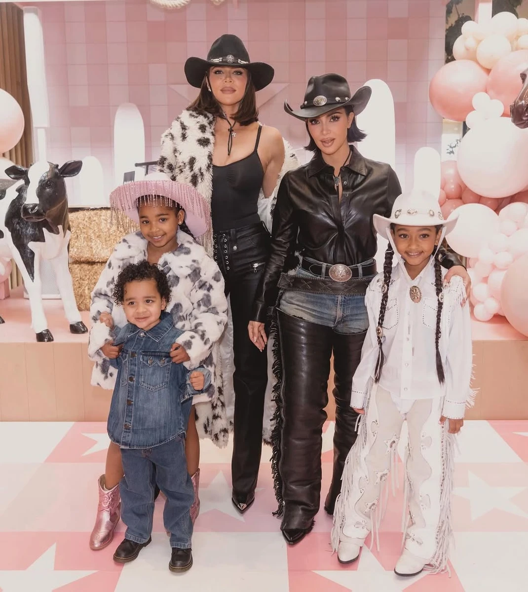 Сестра Кім Кардашян показала фото з нею та їхніми дітьми на її 45-річчя