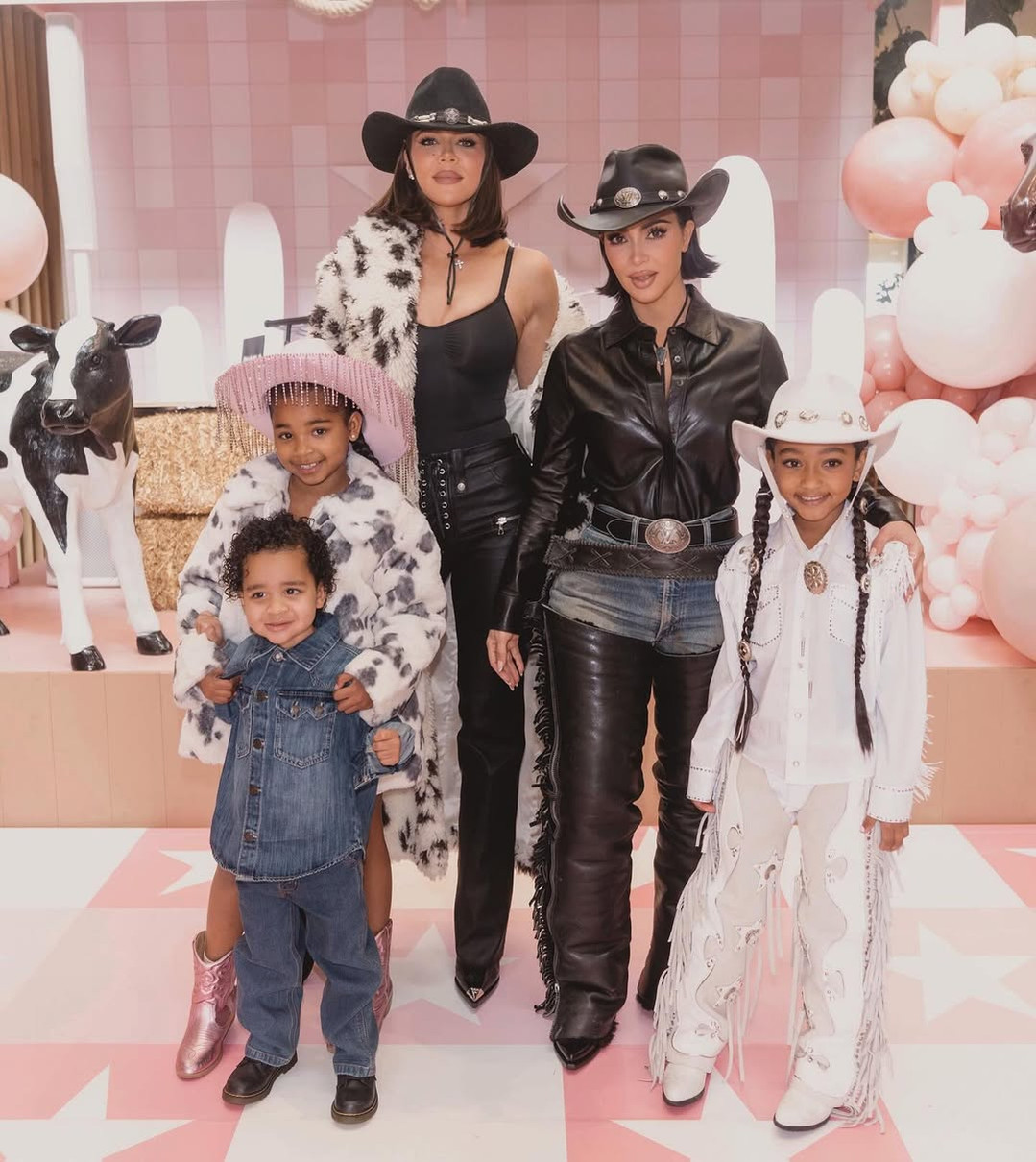 Сестра Кім Кардашян показала фото з нею та їхніми дітьми на її 45-річчя