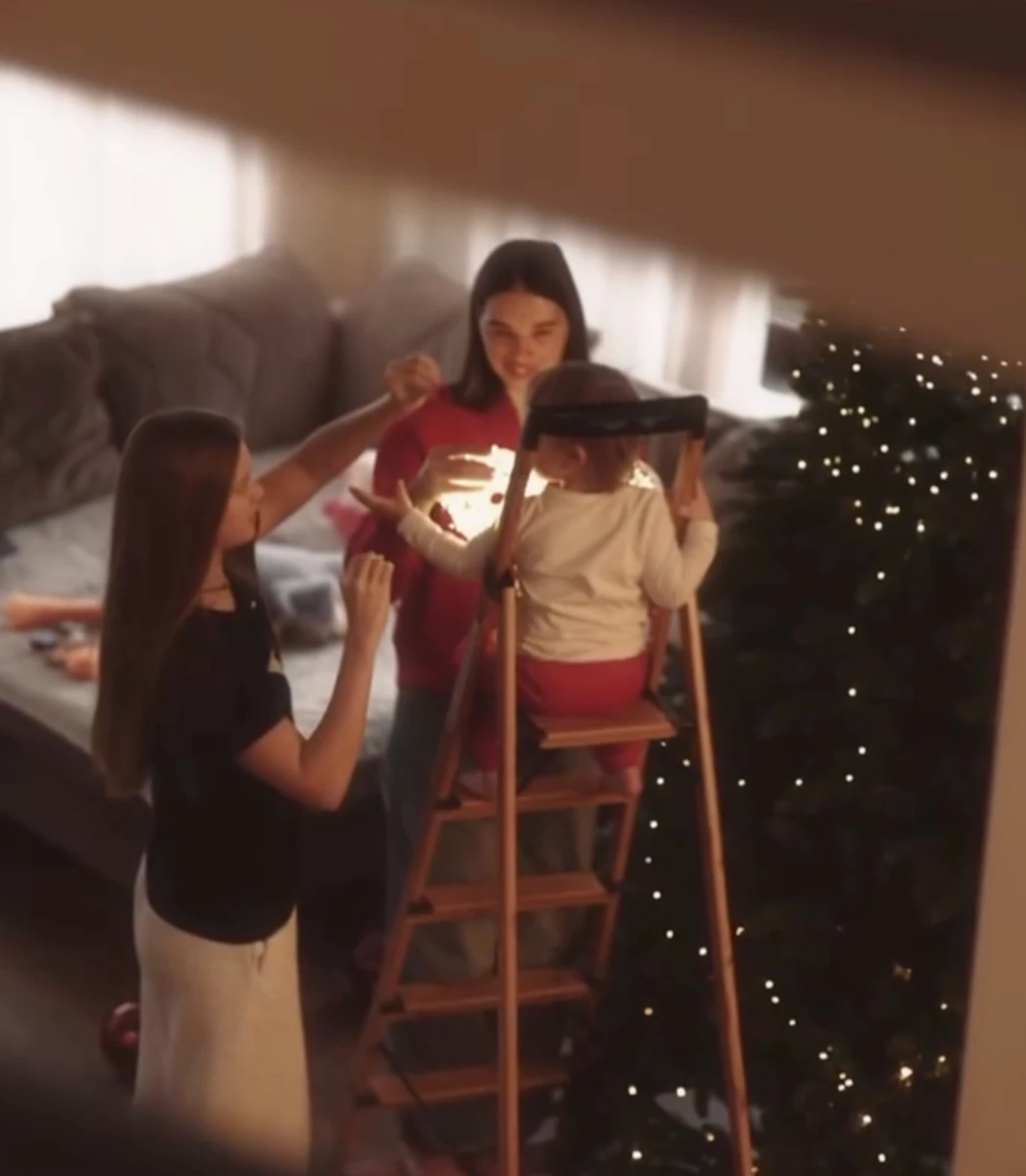 Дружина Усика з їхніми дочками прикрашала ялинку до свята