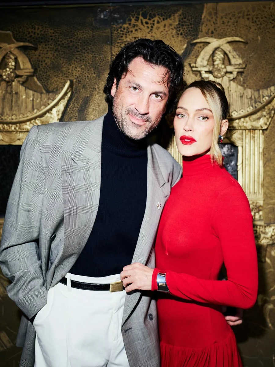 Макс Чмерковський обійнявся з дружиною на кінопрем'єрі