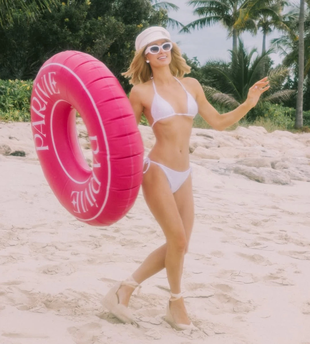 Періс Хілтон у блискучому бікіні попозувала на тропічному пляжі