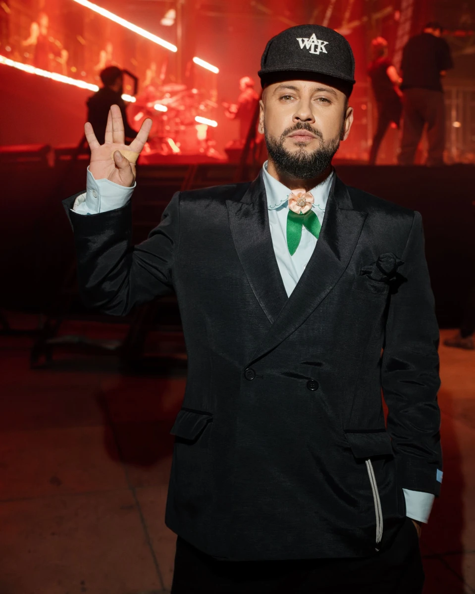 Монатік у костюмі попозував на концерті Дантеса