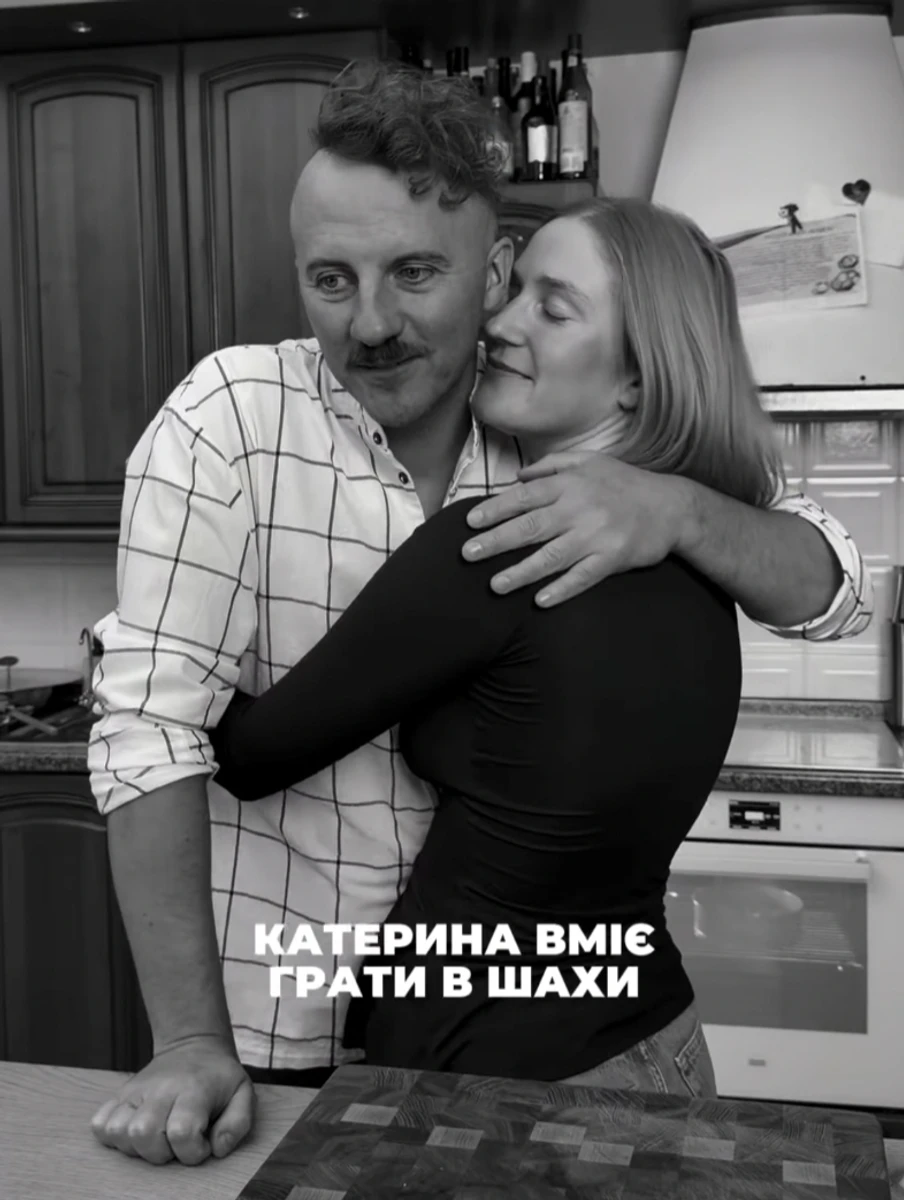 Євген Клопотенко обійняв дружину на кухні - фото