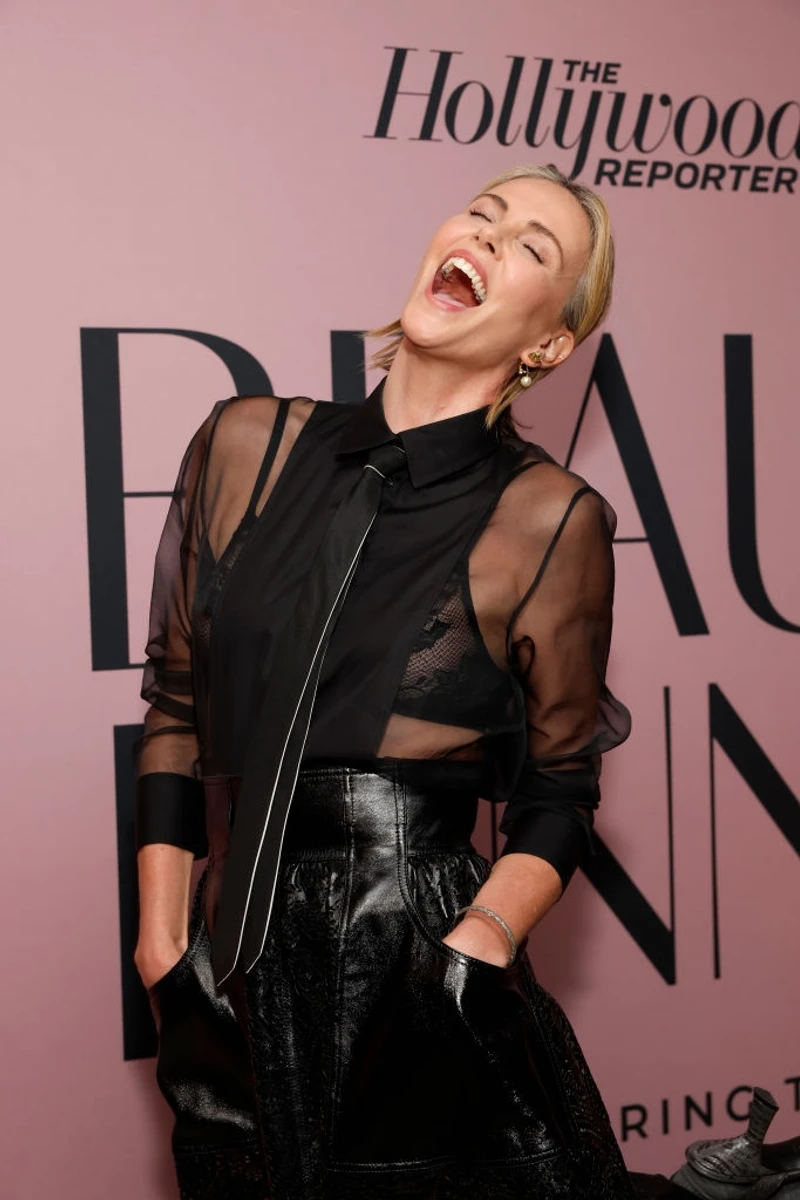 А це Терон сміється з тих, хто не надягнув шкарпеточки і в кого мерзнуть ноги