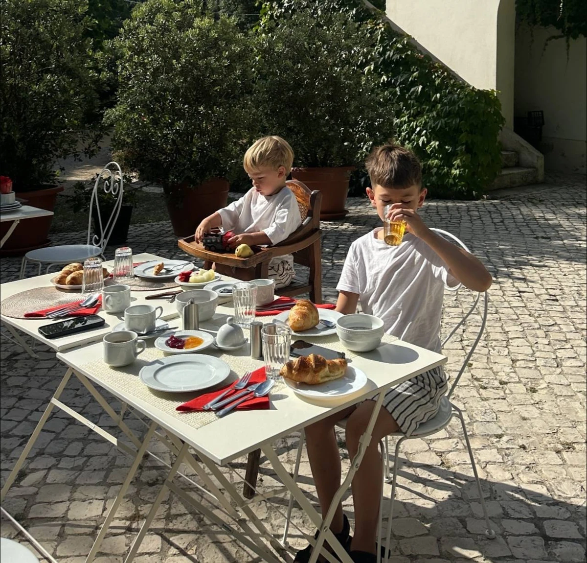 Стіл накрито на чотирьох, але коханого Тані не видно на жодному фото...