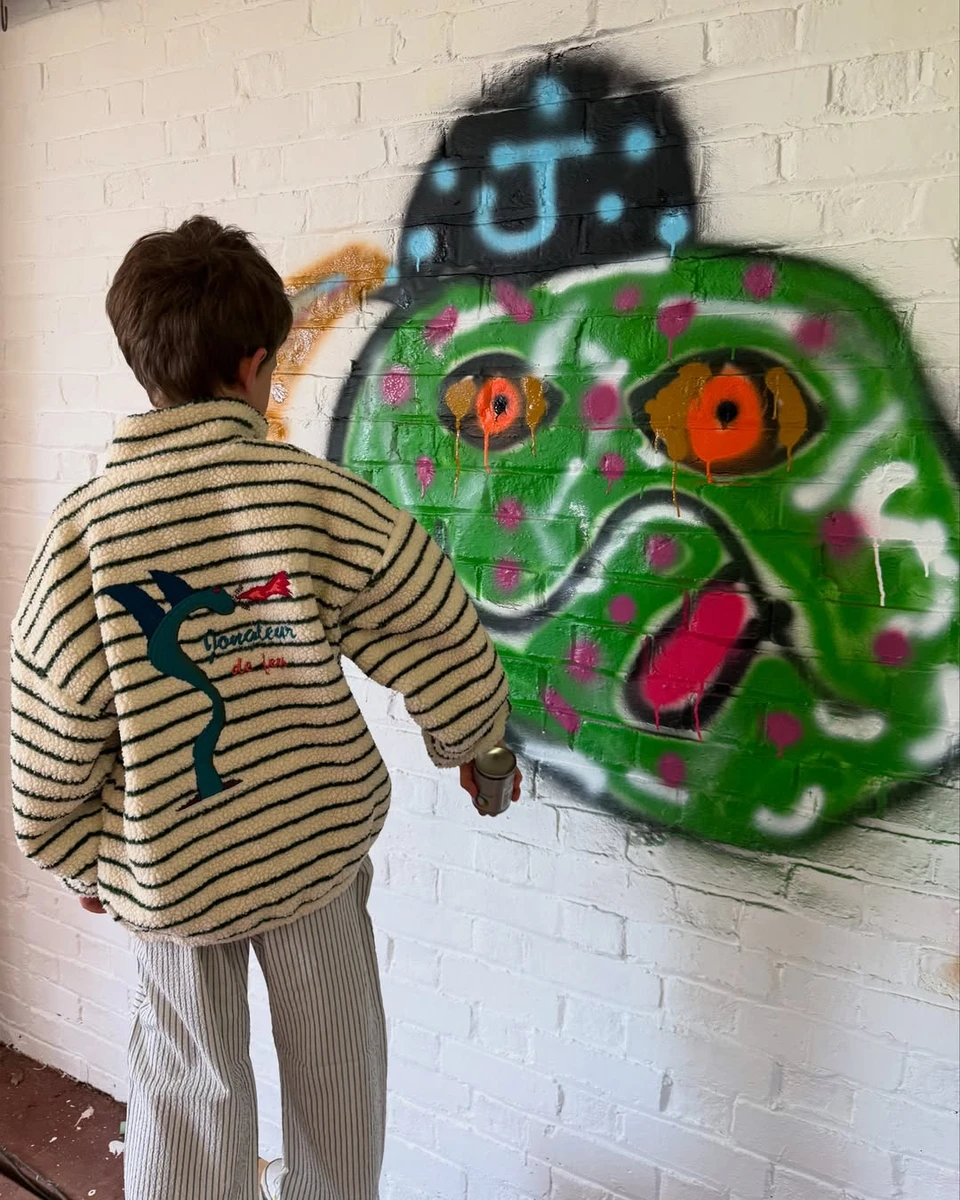 Син Джейсона Стейтема показався біля графіті