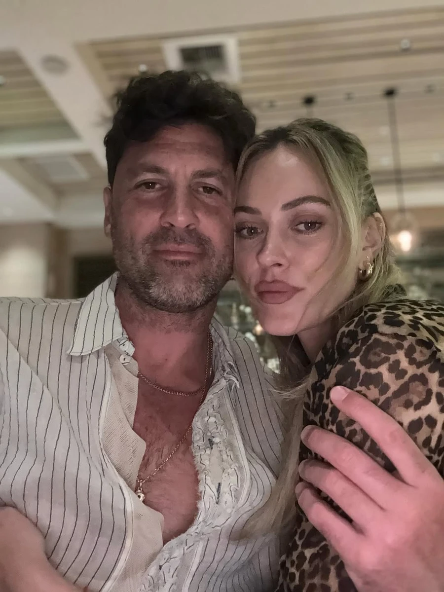 Макс Чмерковський притулився до коханої на річницю весілля