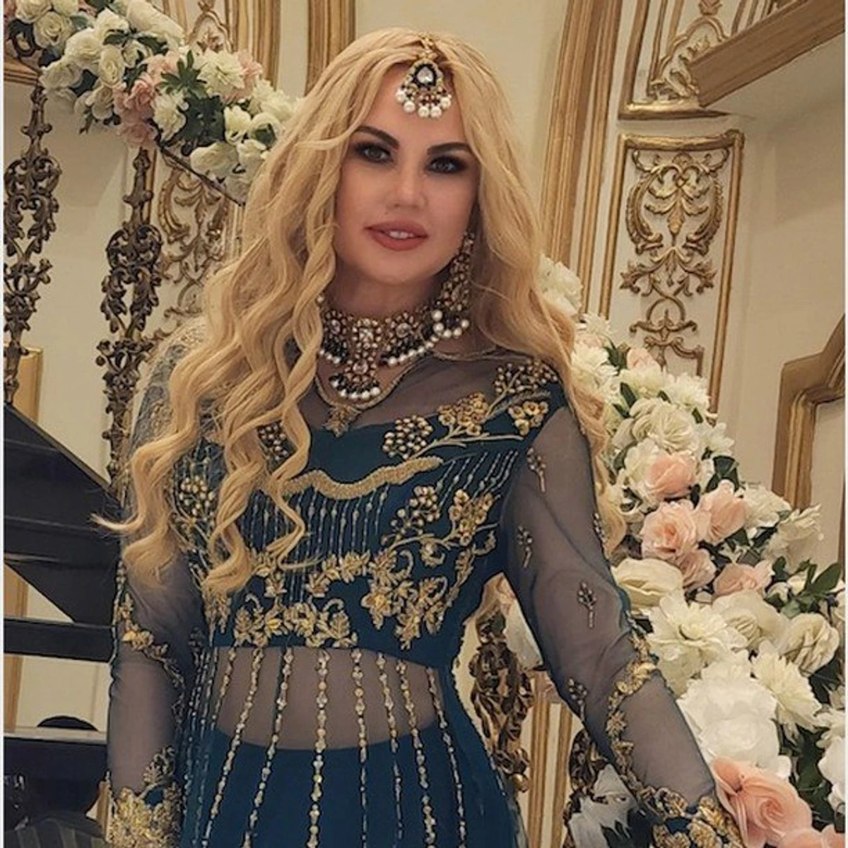 Камалія позує для фото у коштовному наряді із золотом