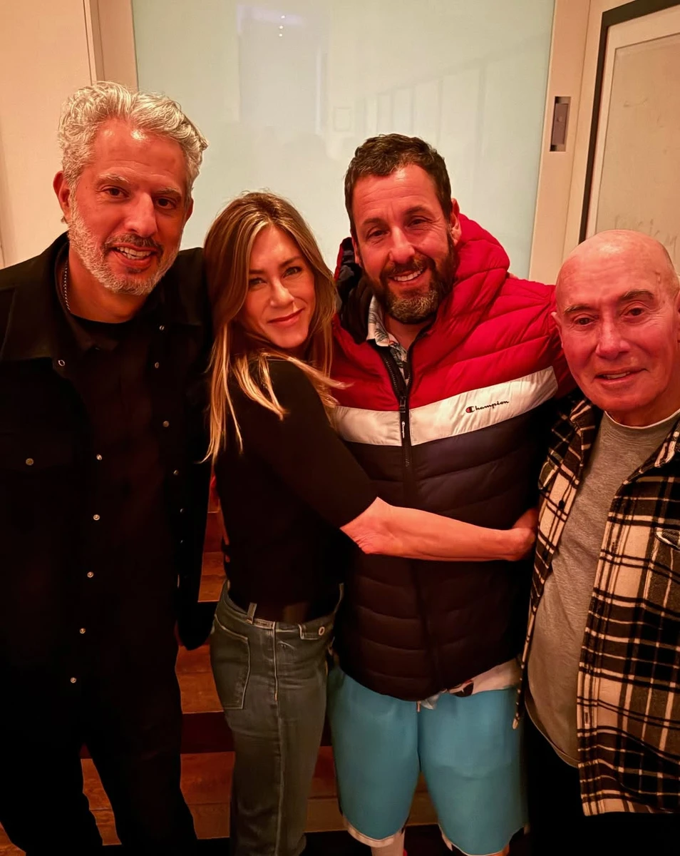 Дженніфер Еністон показалася з Адамом Сендлером