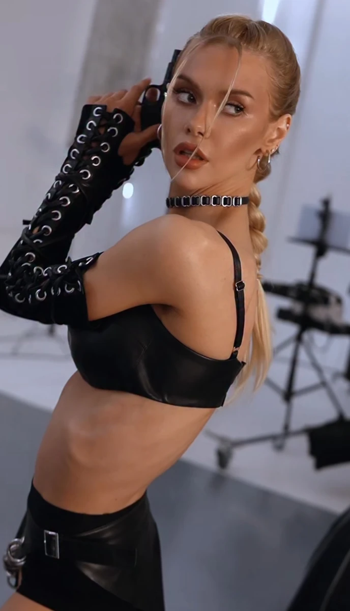 Вікторія Апанасенко у куцих шортах і ліфі зазнімкувалася з пістолетом у руках