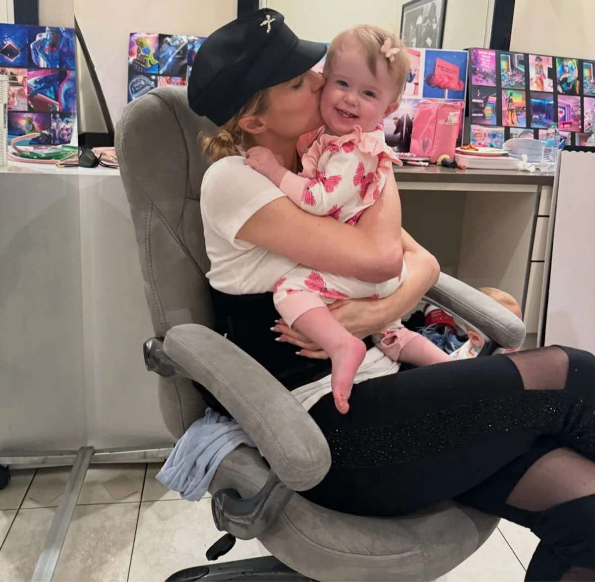 Періс Хілтон мило поцілувала дочку у себе на руках