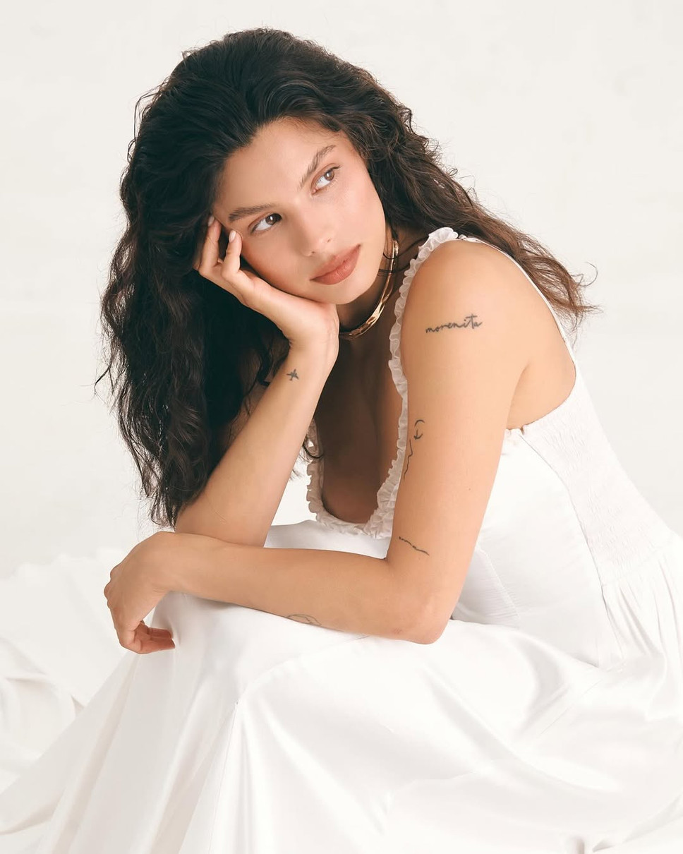 Мішель Андраде наробила чуттєвих фото у ніжній сукні