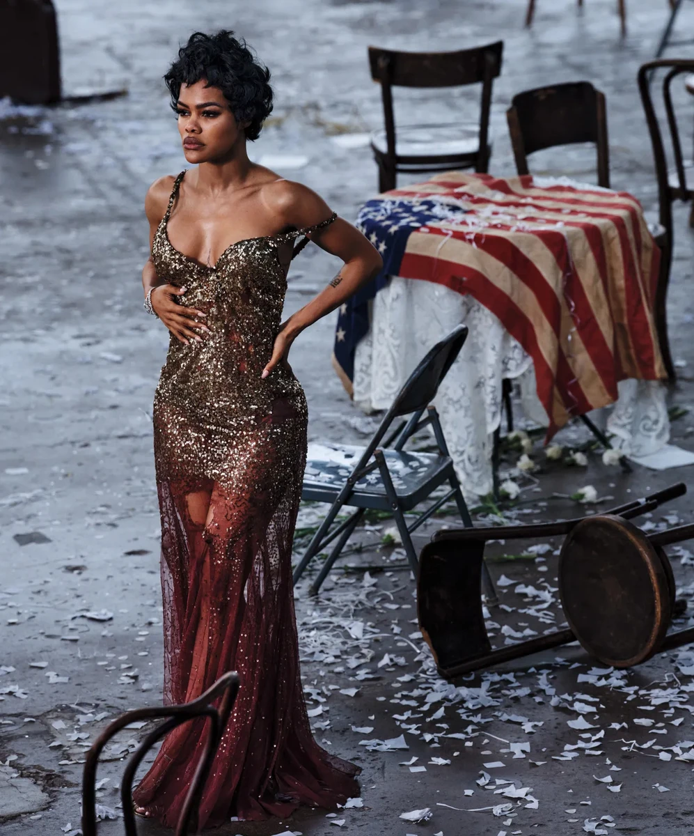 Теяна Тейлор у прозорій сукні похвалилася формами в журналі