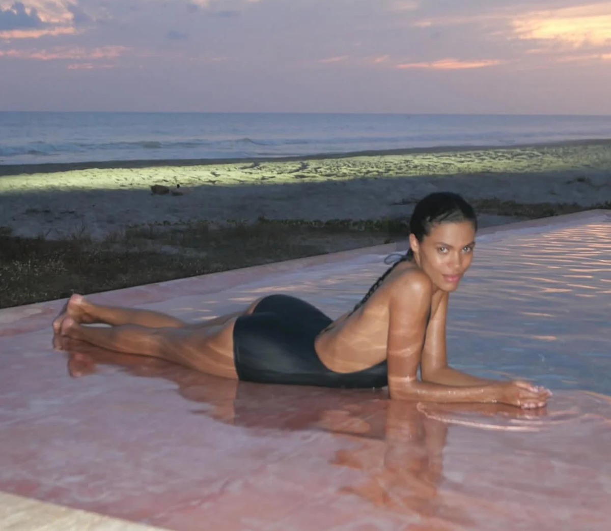 Тіна Кунакі у купальнику полежала у воді та випнула сідниці