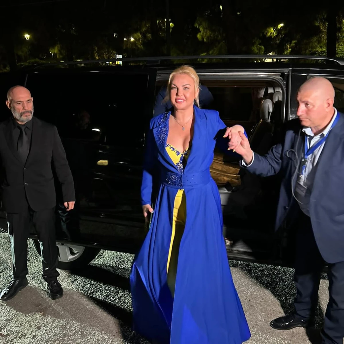 Схоже, Камалія має в запасі багато жовто-блакитних луків. Шиє на замовлення? 