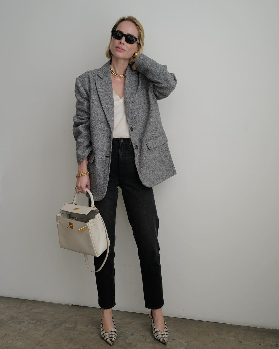 Блогерка та колишня модель Анін Бінг демонструє правильну сумку сезону