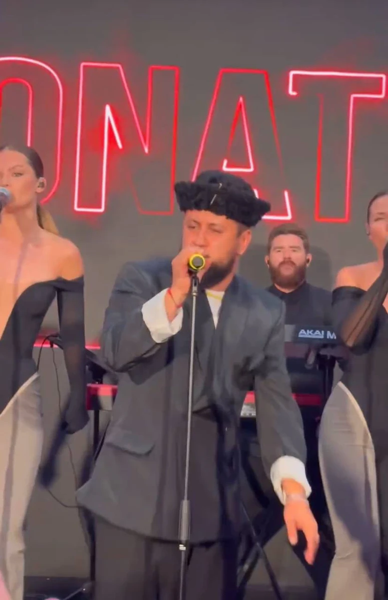 Дмитро з'явився на сцені трохи пізніше 