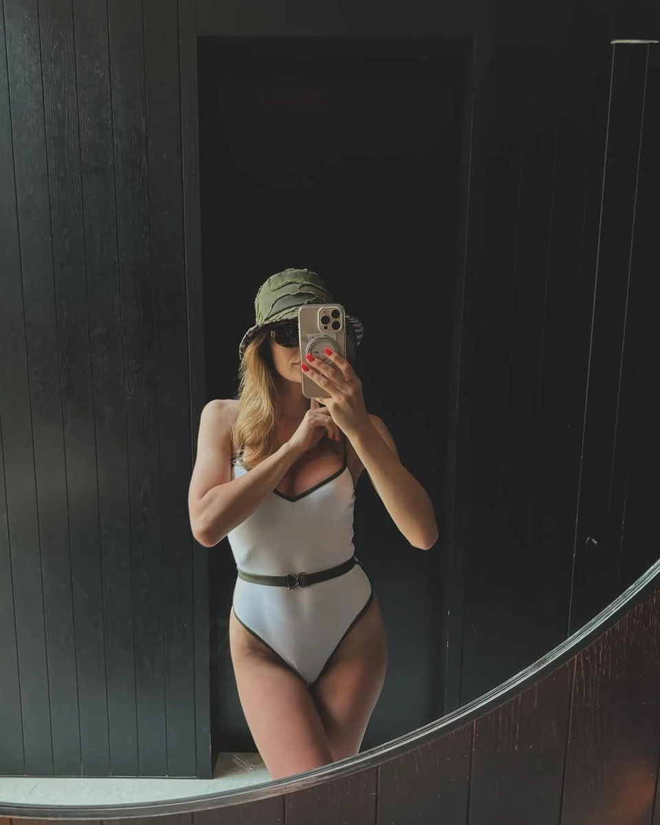 Влада Седан позує в купальнику