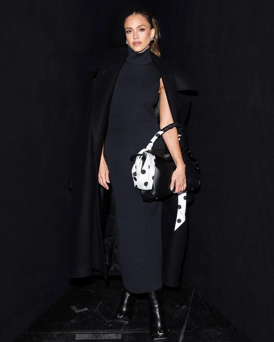 Альба попозувала у витонченому вбрання модного бренду