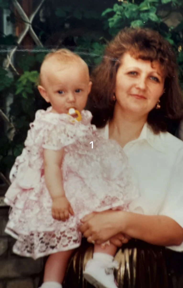 Катерина Репяхова сидить на руках у мами