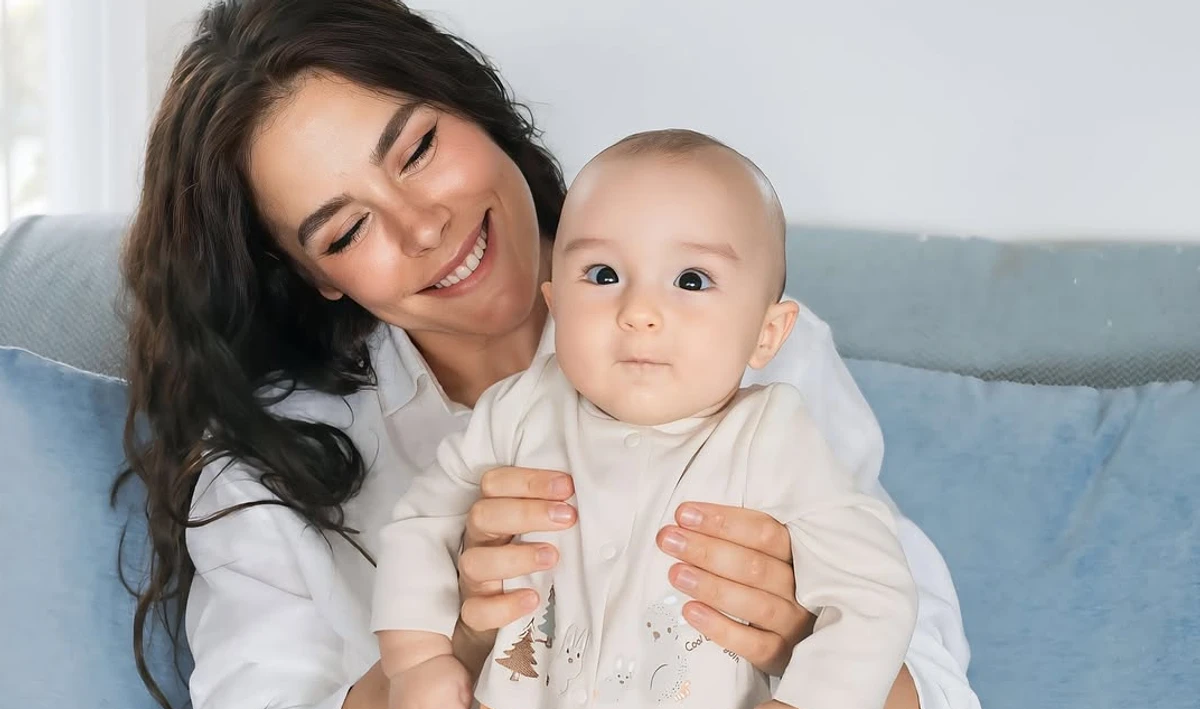 Іванна Онуфрійчук з сином на руках