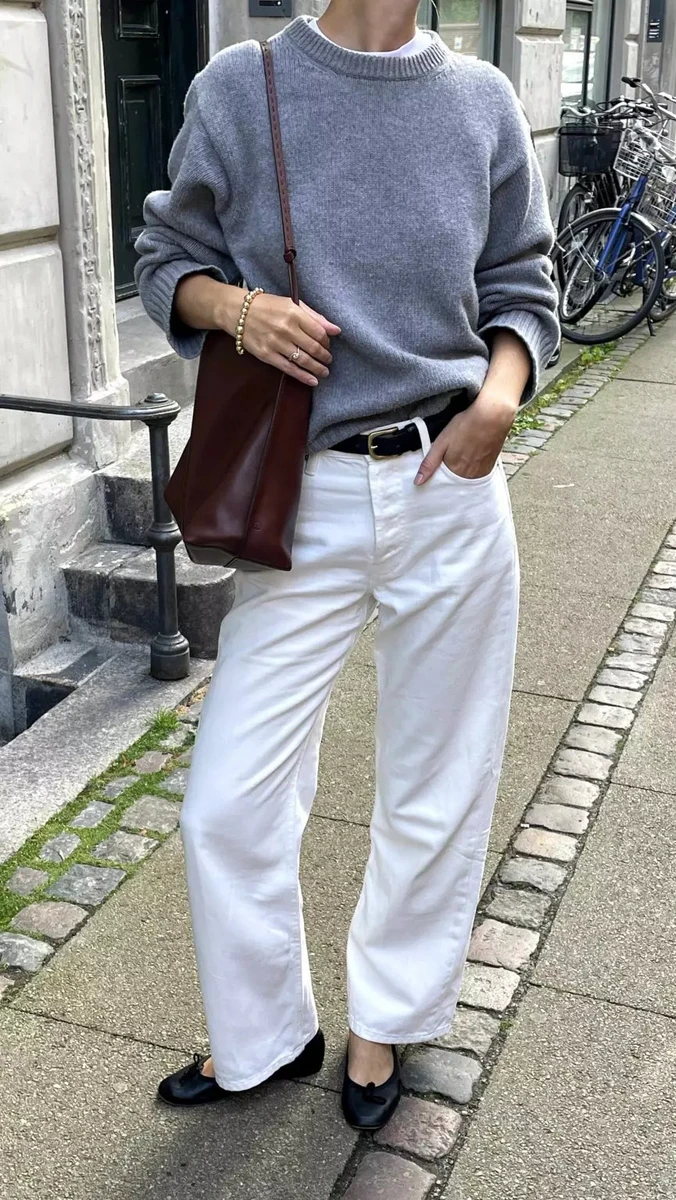 Білі штани і сірий светр