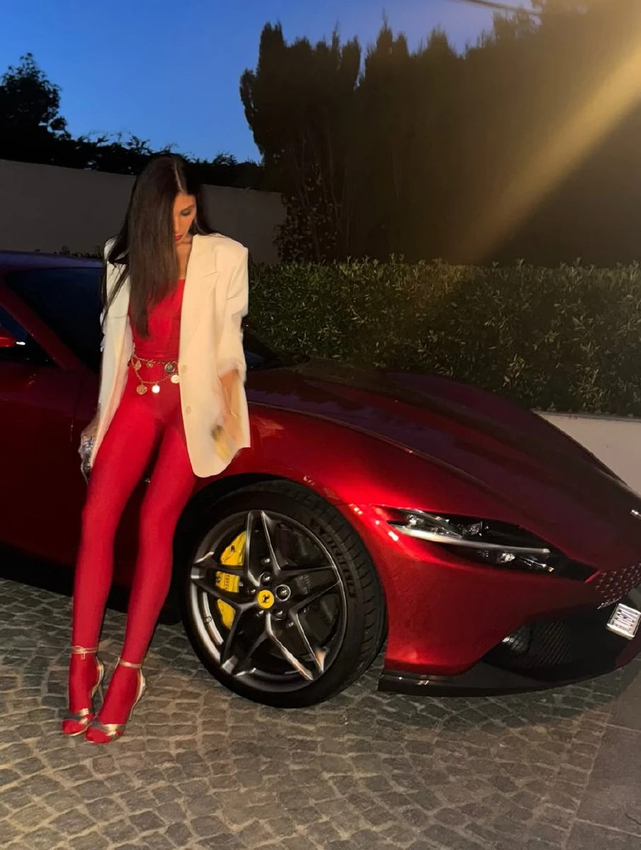 Дімопулос поряд із коштовним авто