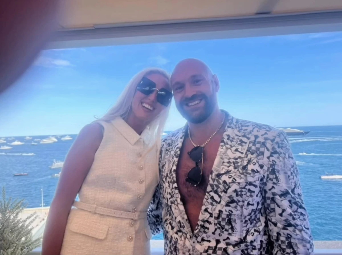 Тайсон Ф'юрі обійняв дружину на тлі моря для милого фото