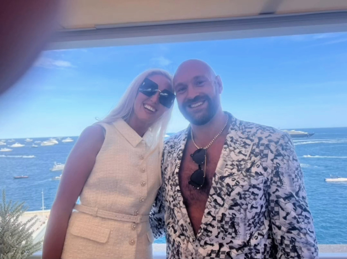 Тайсон Ф'юрі обійняв дружину на тлі моря для милого фото