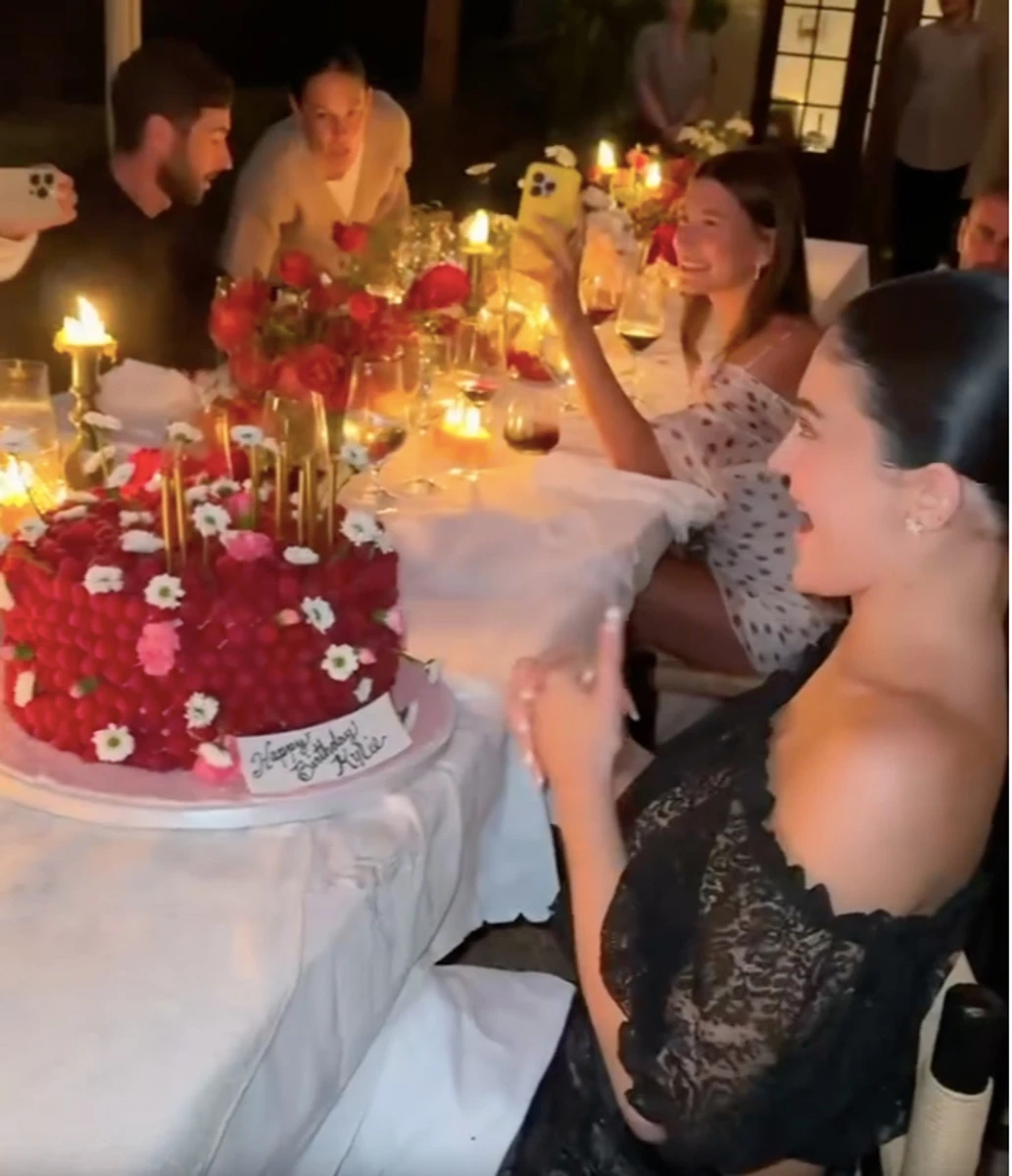 Кайлі Дженнер показалася поруч із Біберами на своєму 28-річчі