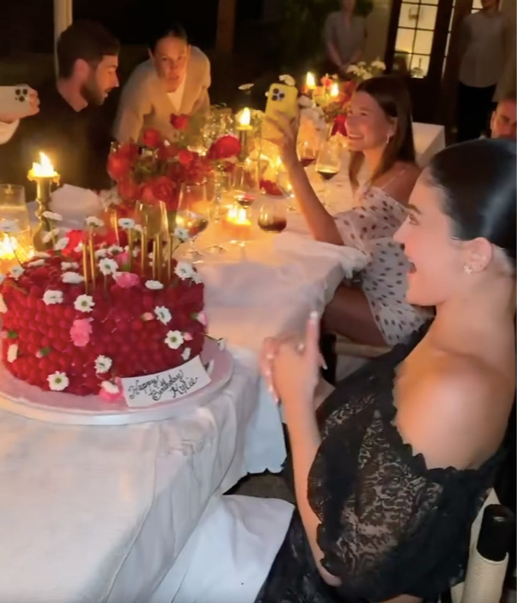 Кайлі Дженнер показалася поруч із Біберами на своєму 28-річчі