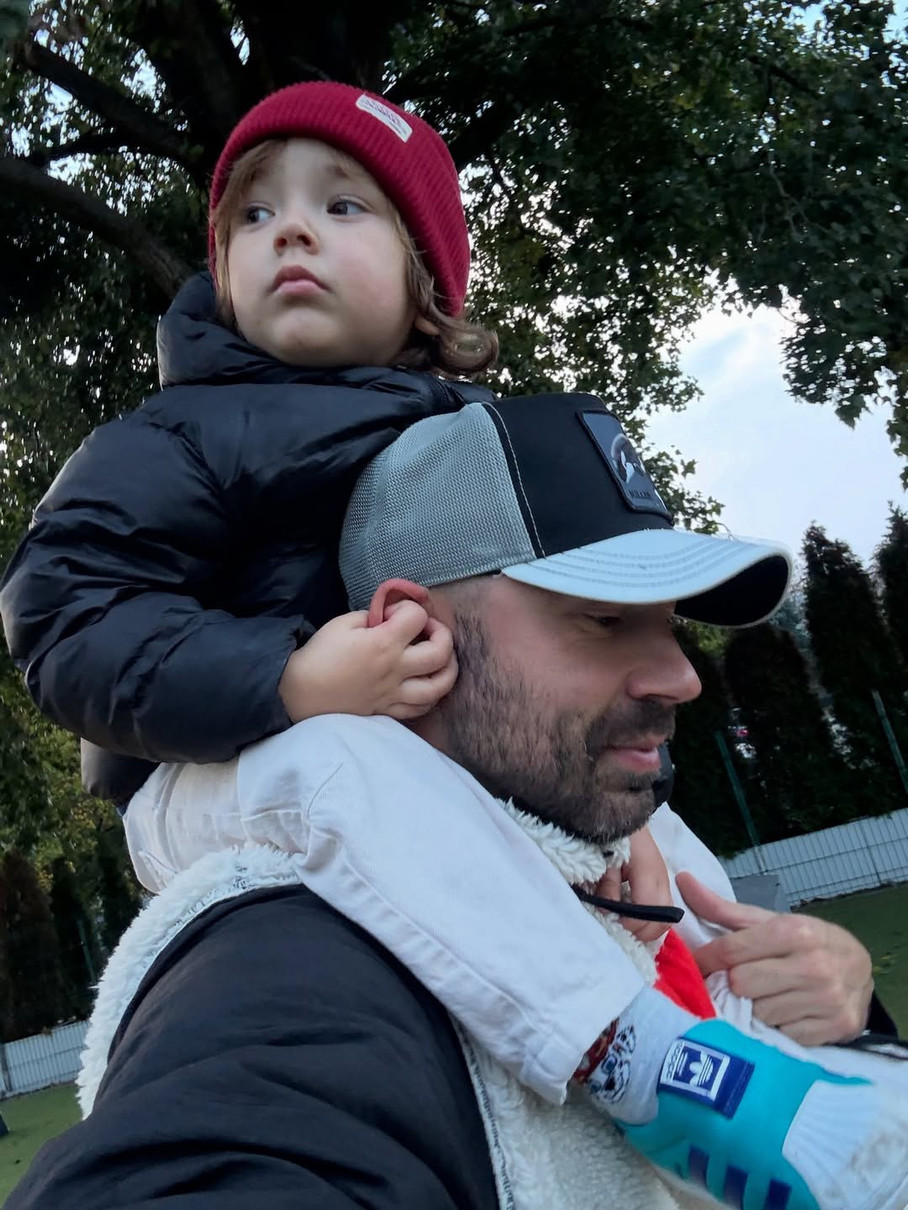 Андрій Бєдняков з сином на плечах розповів про виховання дітей