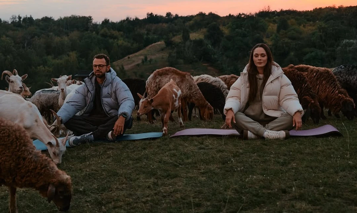 Юлія Саніна і Антон Птушкін помедитували серед худоби для реклами одягу