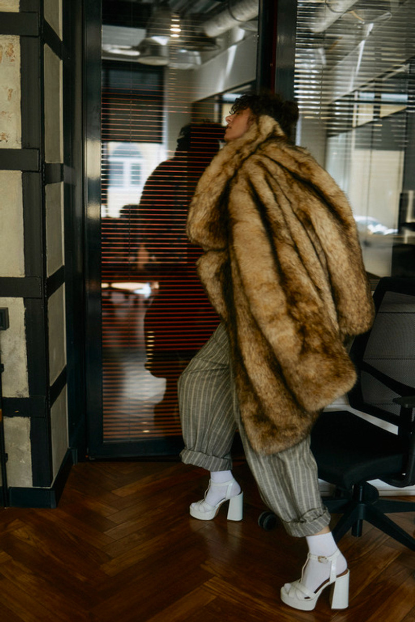 Дівчина у коричневій шубі і розслаблених штанах