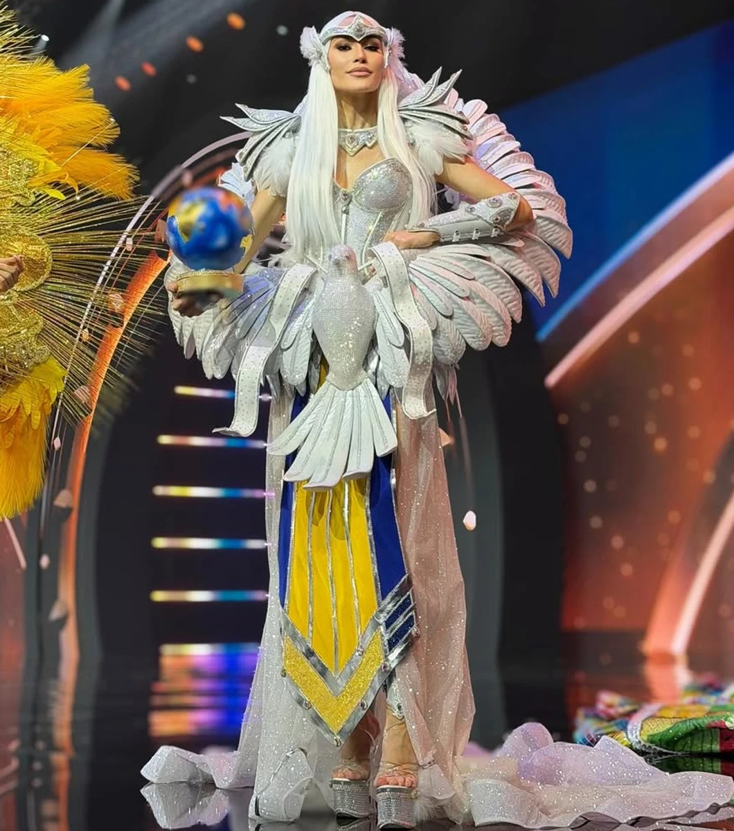 Міс Всесвіт Україна-2025 Софія Ткачук здивувала ефектним національним костюмом голуба