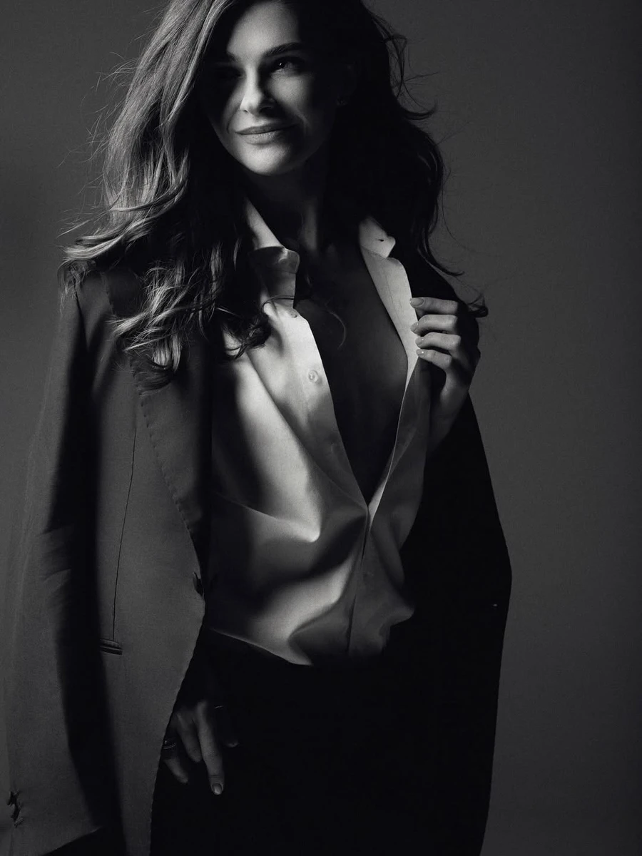 Катерина Остапчук наробила фото у розстібнутій сорочці