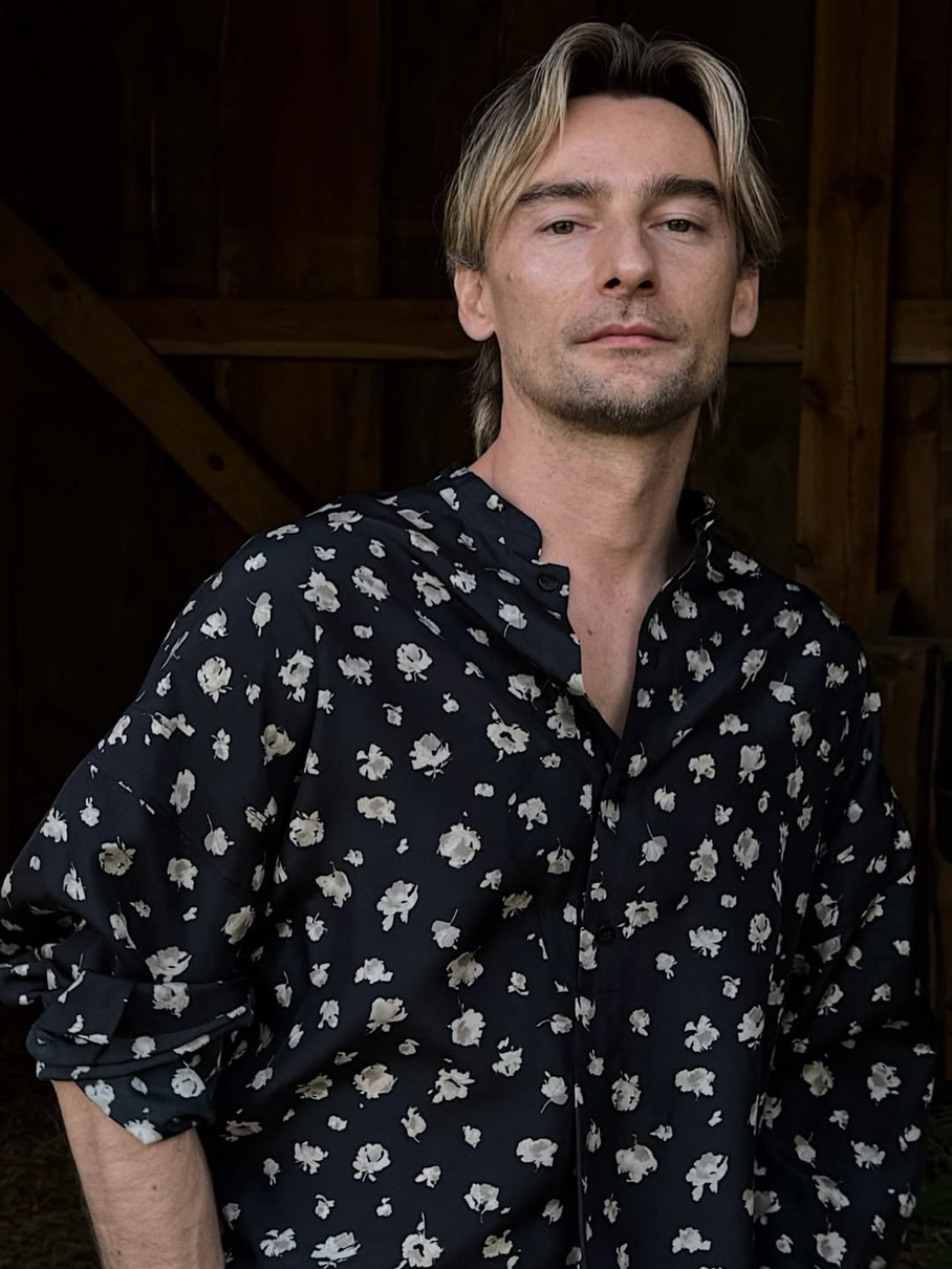 Алан Бадоєв у сорочці в квітку