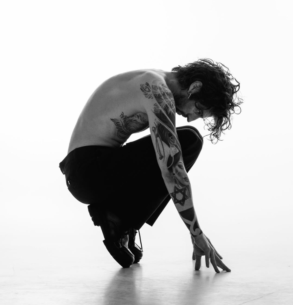 Володимир Дантес з голим торсом попозував на ефектних фото