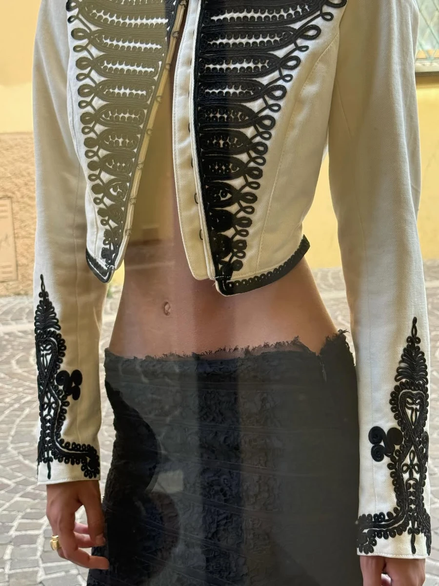 Наполеонівський жакет із мереживною спідницею