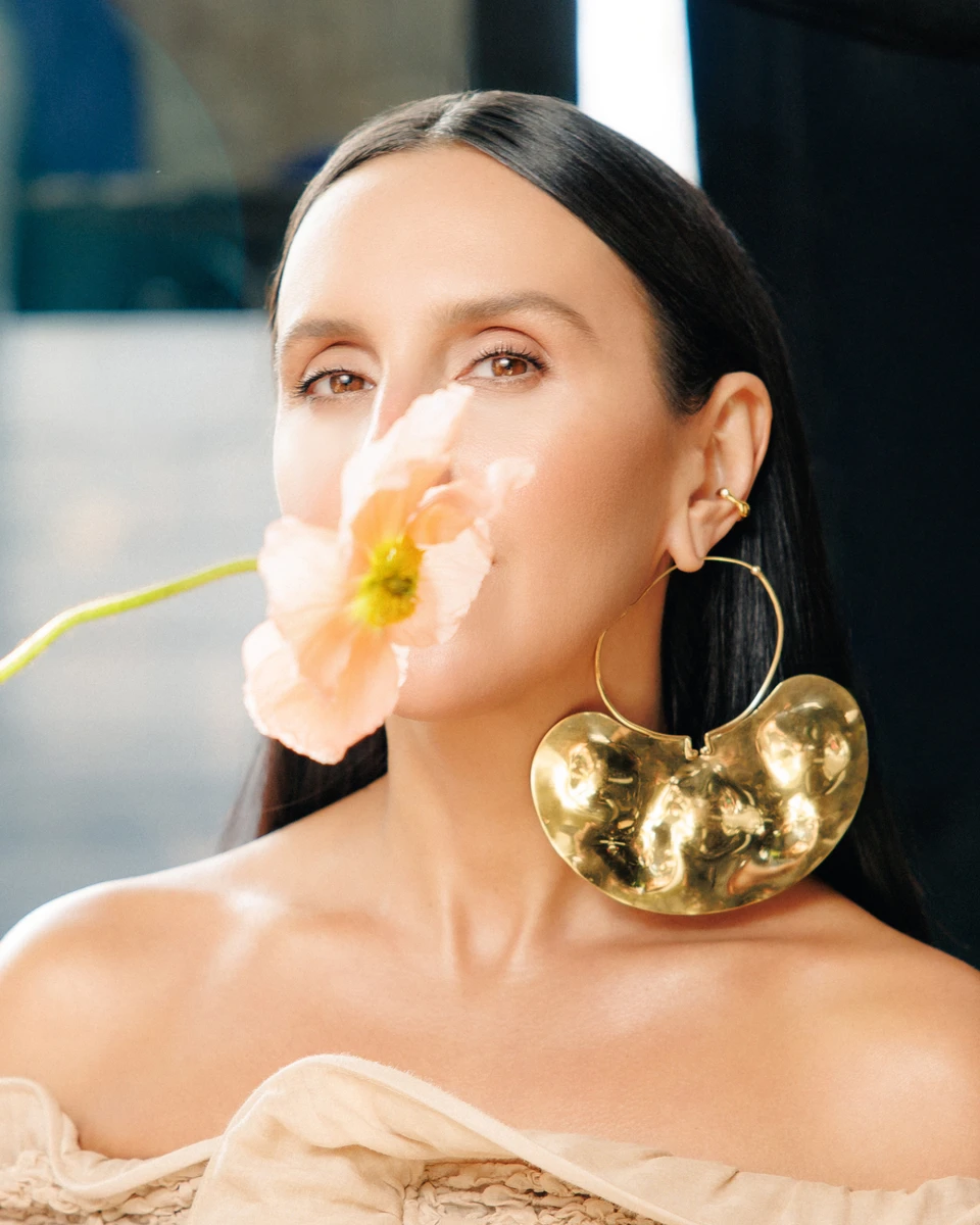 Джамала з величезною сережкою та квіткою знялася в кліпі