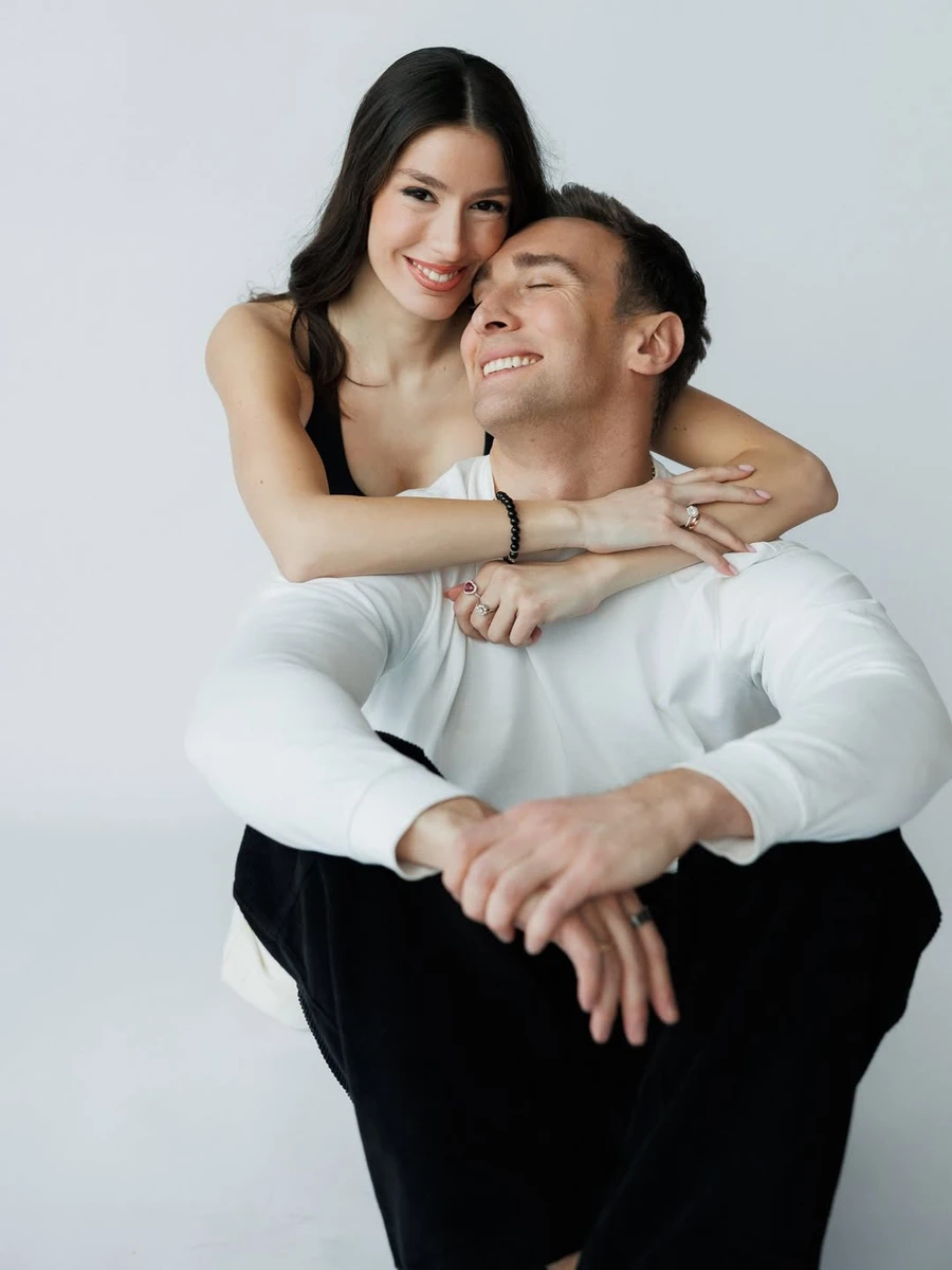 Іраклі Макацарія обійняв дружину для романтичного фото