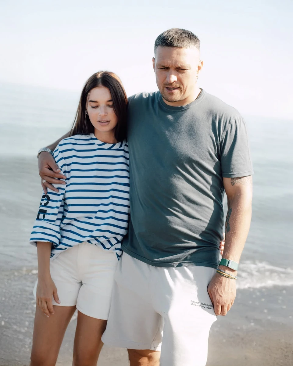 Усик обіймає дружину