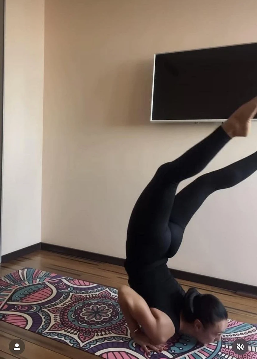 Це називається Врішчікасана або поза скорпіона