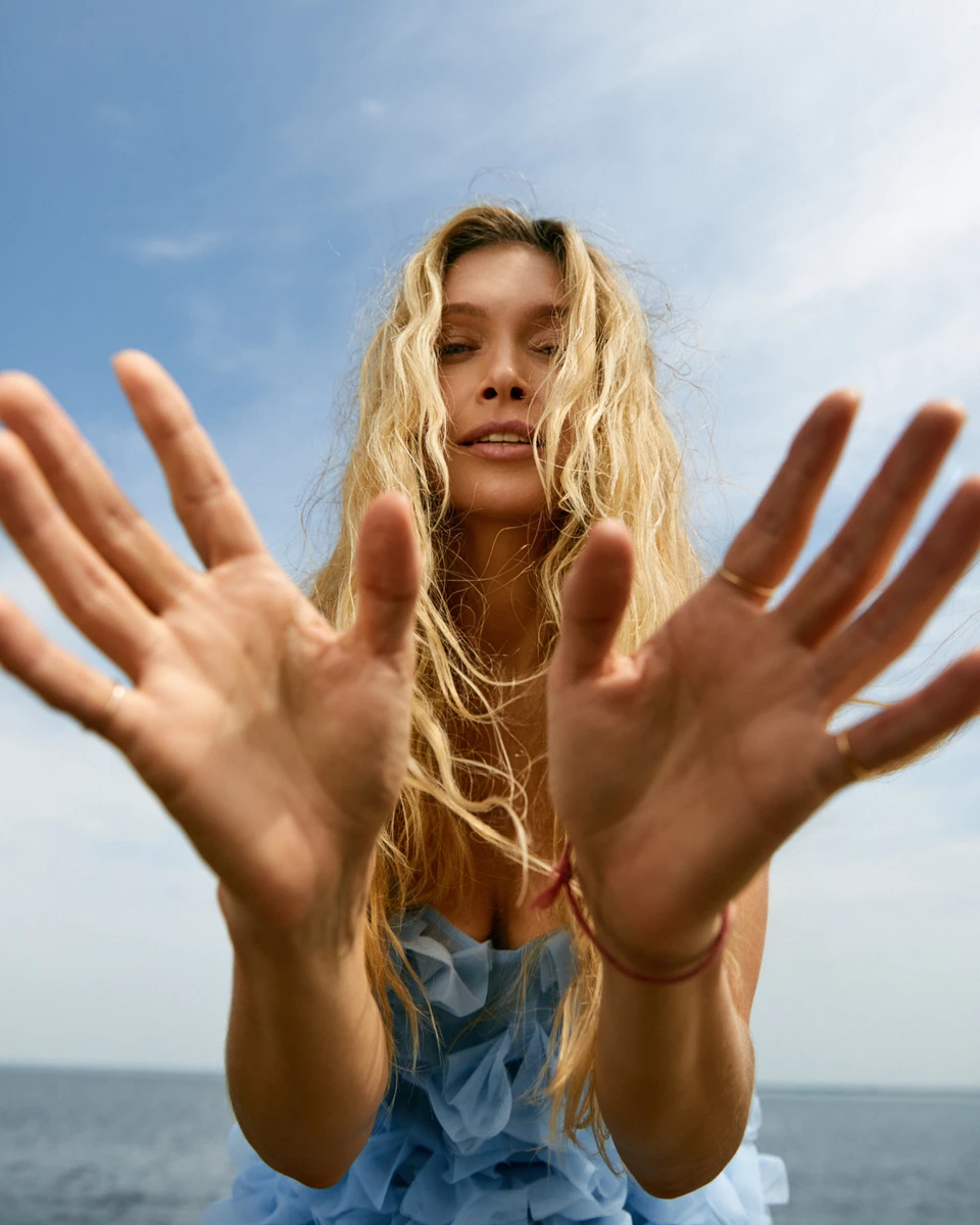 У кліпі артистка приміряла кілька яскравих міні та заходилася дякувати за те, що в неї є