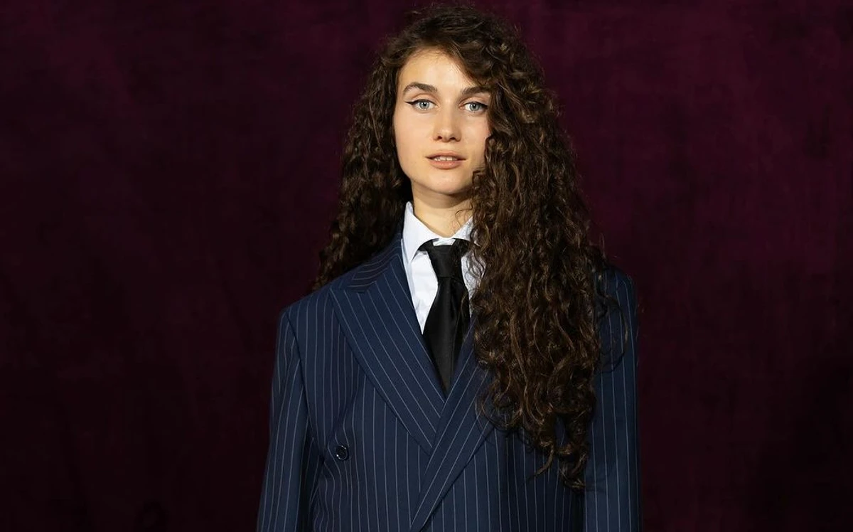 Jerry Heil позує для фото