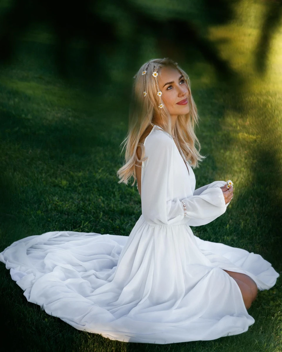 Даша Квіткова в білій сукні