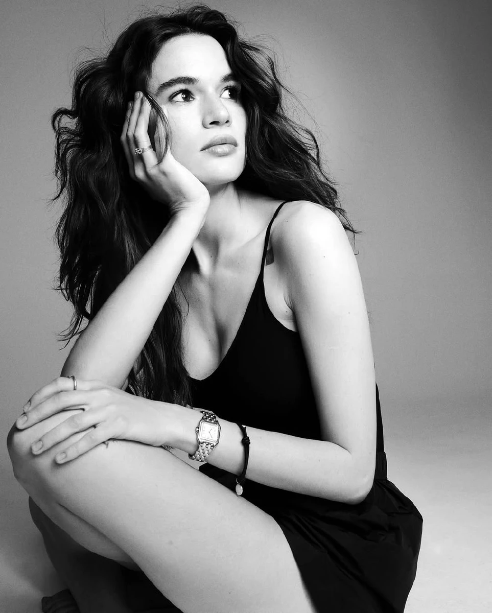 Даша Кацуріна у чорному міні