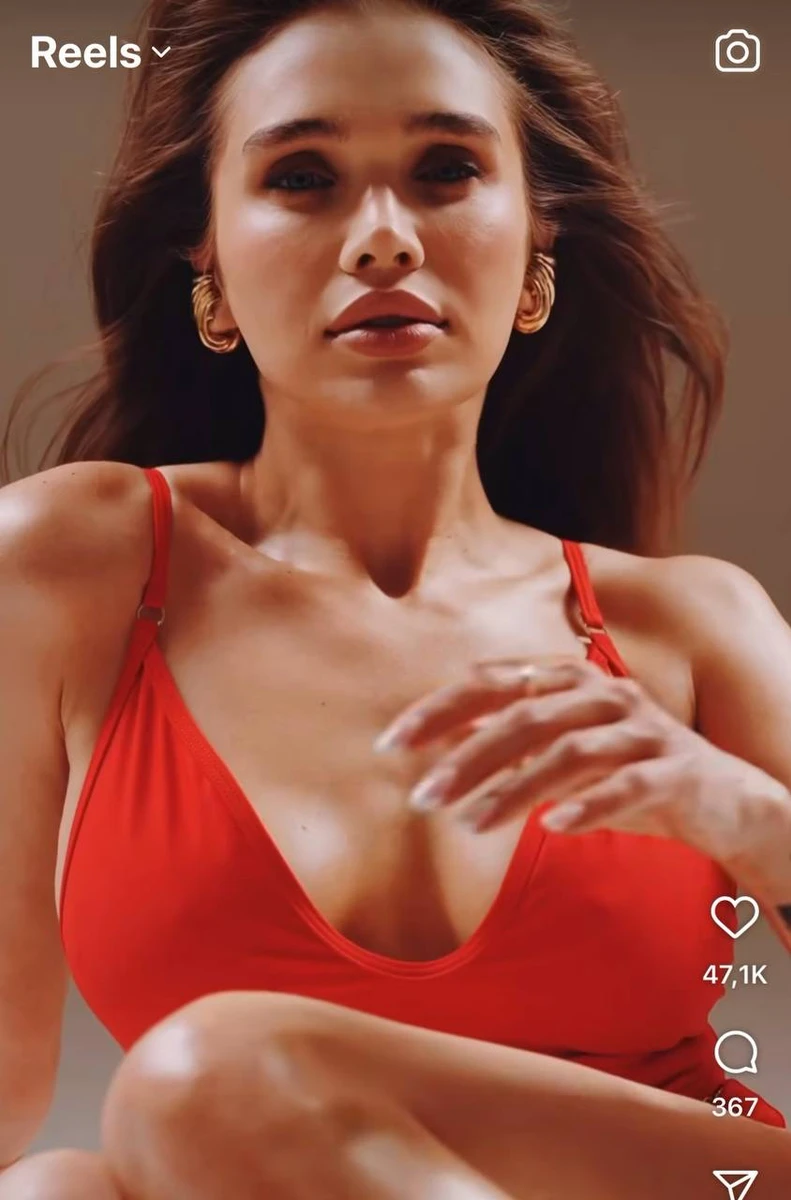 Саша Бо з яскравим декольте