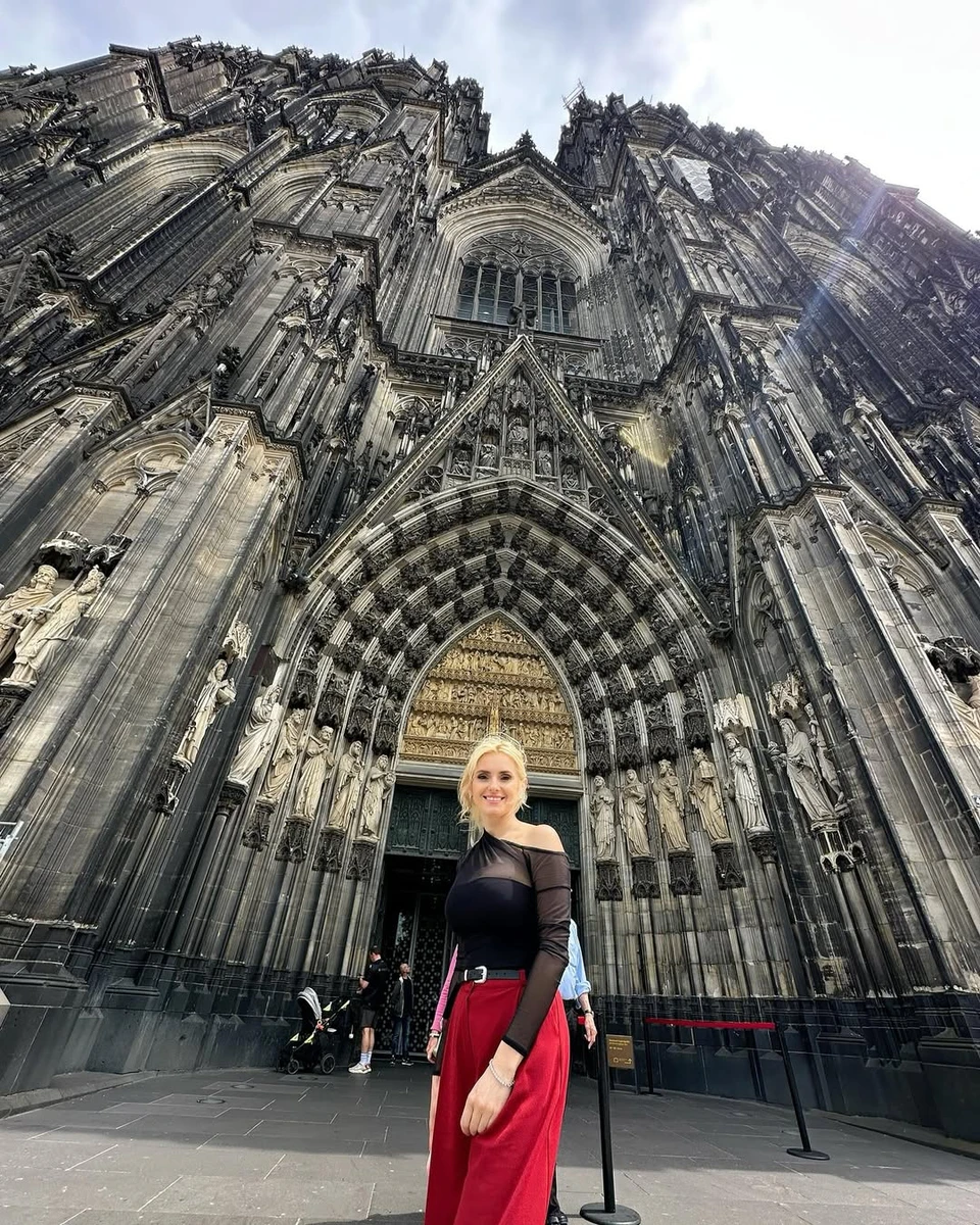 Ірина Федишин в стильному луці попозувала на тлі собору